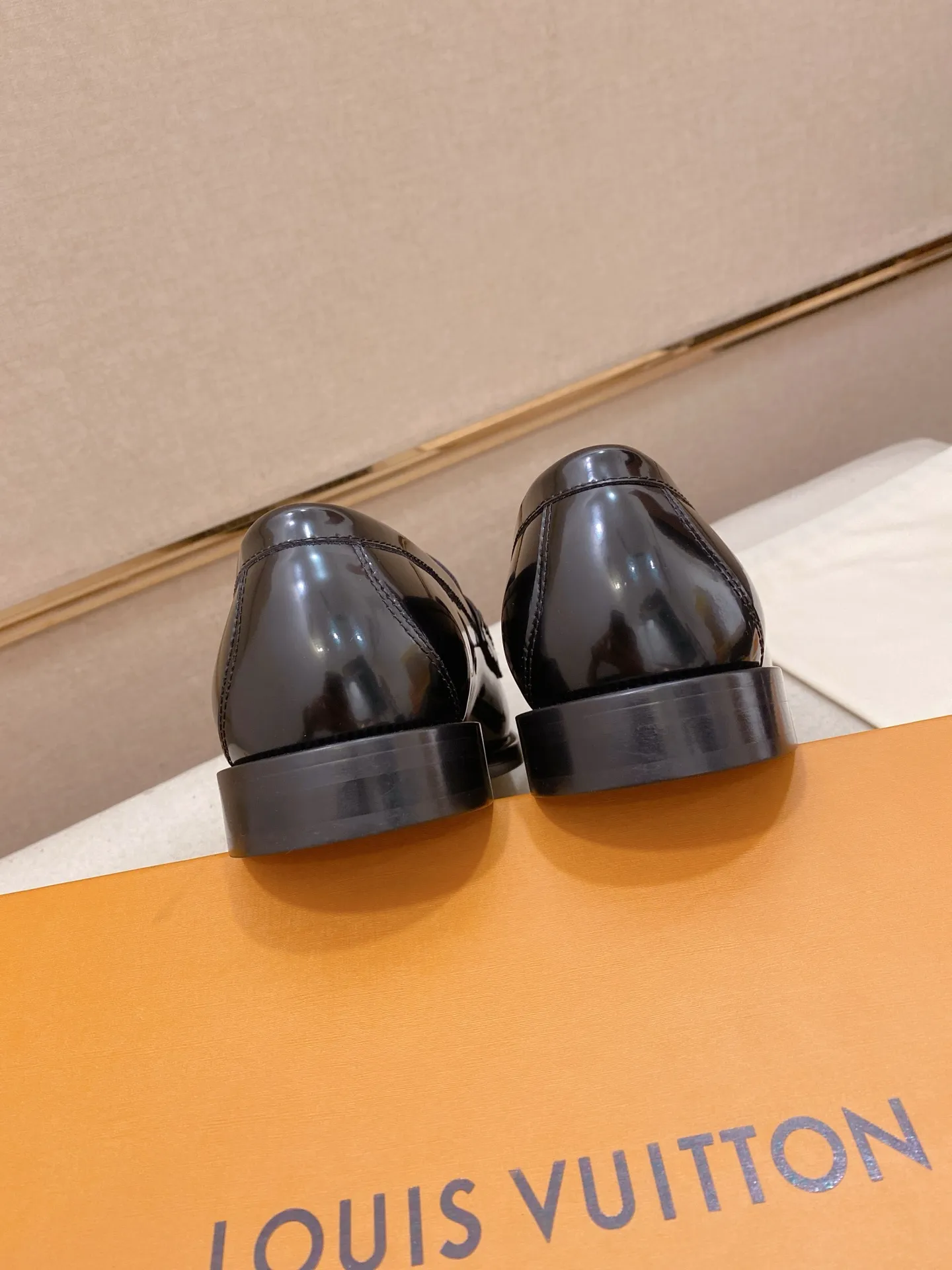 Factory price: 700💰Louis Vuitton LV men's classic Oxford shoes, men's business formal boutique leather shoes, classic model, exquisite almond kernel toe, ultimate art, the whole shoe is made of imported cow leather (open edge beads), carefully selected, fine pores, excellent gloss, soft texture, strong toughness, durable and not easy to deform, apricot calf leather lining, soft and comfortable, sweat-absorbent and breathable. Composite rubber backing at the heel. The front and rear outsole are nailed and reinforced, making them non-slip and wear-resistant. Made with Goodyear craftsmanship, the shoe shape is excellent, light and luxurious, and can be worn in all kinds of formal occasions! Original box and dust bag packaging! Size: 39-44 (38.45. Customized)